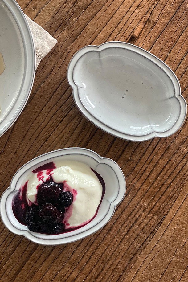 **콩트 구름 접시**는 부드러운 곡선이 돋보이는 디자인으로, 화이트와 그레이 두 가지 모노톤 컬러로 제공됩니다. 도자기 소재에 자연스러운 유약 흐름과 스펙클 무늬가 더해져 은은한 멋을 자아냅니다. 가장자리 돌출 디자인과 수작업으로 완성된 자연스러운 표면 질감이 특징이며, 전자레인지 및 식기세척기 사용이 가능합니다. KS 제품인증, 납/카드뮴 불검출 인증, 잉크침투저항성, 내열충격성, 24K 골드인증을 받아 안전하게 사용할 수 있습니다. 단, 조리 용도로는 사용할 수 없으며, 직화 사용 및 급격한 온도 변화는 피해주세요.
