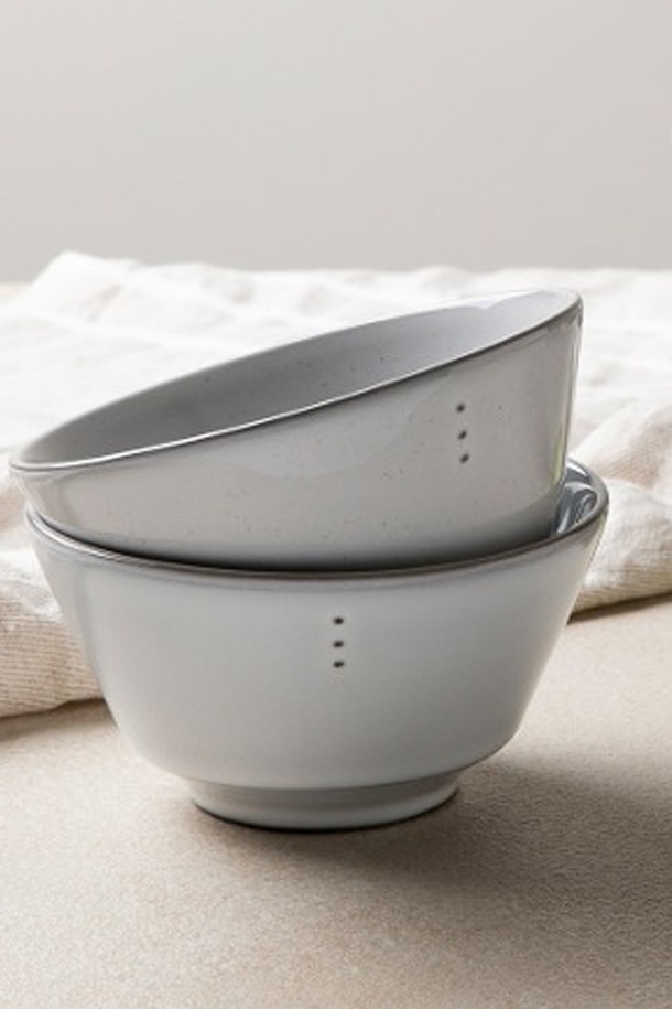 콩트 라이스볼(공기) 1P는 깊이 있는 딥핑 방식으로 유약을 입혀 은은한 멋을 자아내는 도자기 재질의 주방용품입니다. 자연스러운 흑토 색상과 모던하고 시크한 모노톤 디자인, 그리고 가장자리의 돌출 디자인이 특징입니다. 전자레인지와 식기세척기 사용이 가능하며, 11.2cm 지름과 6cm 높이로 넉넉한 용량을 담을 수 있습니다. KS 제품인증, 납/카드뮴 불검출, 잉크침투도 0.0, 내열충격 120도, 24K 골드인증을 받아 안심하고 사용할 수 있습니다. 수작업으로 제작되어 각 제품마다 자연스러운 반점이 존재하여 더욱 특별합니다.
