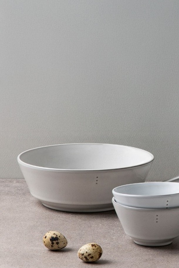 콩트 멀티볼(L) 1P는 세라믹 소재의 주방용품입니다. 자연스러운 얼룩 패턴과 딥핑 방식의 유약 처리가 돋보이며, 모던하고 시크한 화이트, 그레이 모노톤 컬러로 디자인되었습니다. 전자레인지, 식기세척기 사용이 가능하며 내열 120도로 실용성을 높였습니다. 코너 부분의 돌출 디자인과 수작업으로 인한 개별 특성이 특징이며, KS 제품인증, 납/카드뮴 불검출, 잉크침투도 0.0, 24K 골드인증을 획득하여 품질을 보장합니다. 조리용 목적 사용은 불가합니다.
