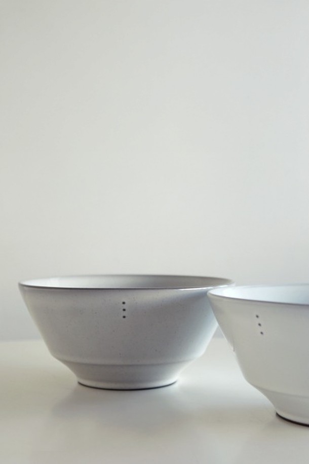 **콩트 면기 1P**

모던하고 심플한 디자인의 콩트 면기 1P입니다. 화이트와 그레이 두 가지 모노톤 컬러로 출시되었으며, 자연스러운 점무늬가 특징입니다. 도자기 소재로 제작되었으며, 수작업으로 완성되어 표면 질감에 자연스러운 변화를 느낄 수 있습니다. 전자레인지 사용이 가능하며, KS 제품인증(No. 12-1595)을 받았고 납/카드뮴 불검출, 잉크침투저항성  0.0, 내열충격성 120°C를 보장합니다.  24K Gold 인증(GBC78OB)을 획득하여 품질을 높였습니다.
