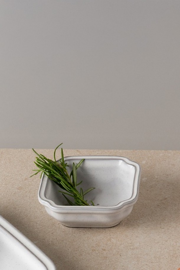 콩트 사각 소스볼(M) 1P는 모던하고 시크한 스타일의 주방용품입니다. 도자기 소재에 점박이 무늬가 특징이며, 화이트와 그레이 두 가지 색상으로 제공됩니다. 최대 120도의 내열 온도를 가지며, 전자레인지 사용이 가능하여 간편하게 데울 수 있습니다. 흑색 소지 위에 유약을 담가 시유하는 수작업 방식으로 제작되었으며, 모서리 부분의 검은 흙빛이 자연스러운 멋을 더합니다. KS 제품인증, 납/카드뮴 불검출 시험, 잉크침투도 시험, 24K 골드 인증을 완료하여 안심하고 사용할 수 있습니다.
