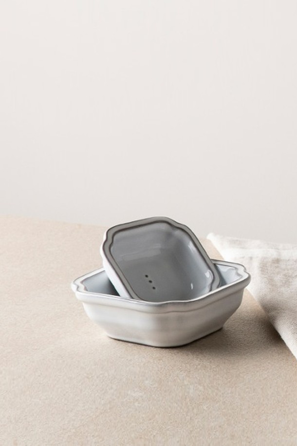 콩트 사각 소스볼(S) 1P는 모던하고 모노톤의 디자인으로, 화이트와 그레이 두 가지 색상으로 제공됩니다. 세라믹 소재로 제작되었으며, 전자레인지, 식기세척기 사용이 가능하여 실용적입니다. 120도 내열 기능을 갖춰 음식 재가열에도 적합하며, 24K 골드 인증을 통해 품질을 보증합니다. 자연스러운 검은 흙 색상과 딥핑 방식의 유약 처리, 유약 농도 차이로 은은한 멋을 더합니다.
