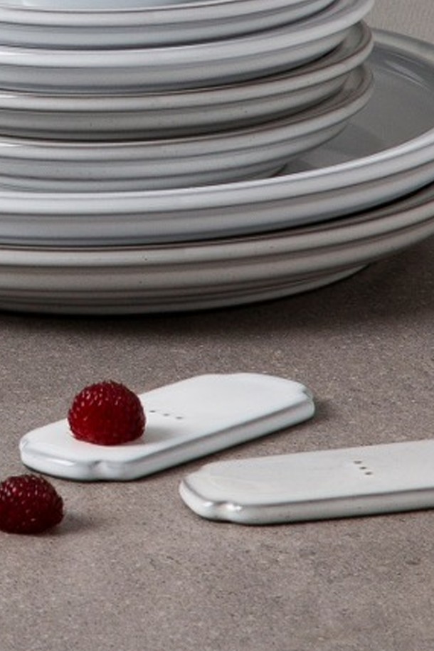 **콩트 수저받침 1P**는 모던하고 심플한 디자인의 주방용품입니다. 도자기 소재로 제작되었으며, 화이트 그레이, 그레이 두 가지 색상으로 제공됩니다. 자연스러운 얼룩 무늬가 특징이며, 전자레인지, 식기세척기 사용이 가능하고 내열성을 갖추었습니다. KS 제품 인증, 납/카드뮴 프리 인증, 잉크 침투 저항성, 내열 충격 저항성, 24K 골드 인증을 획득하여 품질을 보장합니다. 유약 흐름 자국, 작은 점과 기포, 유약 밀도 차이, 표면 질감 차이 등에서 자연스러운 멋을 느낄 수 있습니다. 직화 사용, 급격한 온도 변화, 조리용 사용은 삼가주세요.
