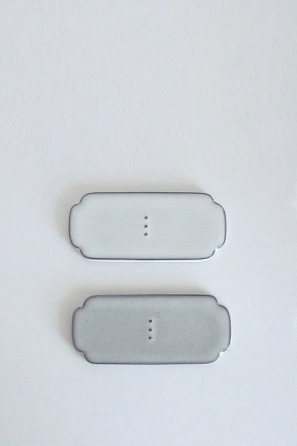 콩트 수저받침 1P는 주방용품으로, 자연스러운 유약 흐름이 특징인 도자기 수저받침입니다. 색상은 화이트 그레이, 그레이 2가지로 제공되며, 수작업으로 제작되어 각 제품마다 유약 풀링, 기포, 점 등의 자연스러운 변화를 확인할 수 있습니다. 전자레인지 및 식기세척기 사용이 가능하며, KS 제품인증, 납/카드뮴 불검출 등 안전성을 입증받았습니다. 급격한 온도 변화와 직화 사용은 피해주시고, 금속 수저 사용 시 자국이 남을 수 있으니 주의하여 사용하십시오. 전자레인지는 5분 이내로 사용하는 것을 권장합니다.
