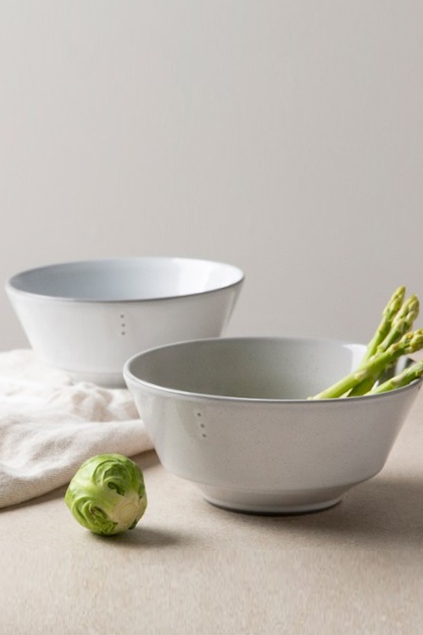 **콩트 씨리얼볼(대접) 1P**는 모던하고 시크한 디자인의 도자기 재질 씨리얼볼입니다. 화이트와 그레이 컬러로 제공되며, 자연스러운 얼룩 패턴이 특징입니다. 딥핑 방식으로 유약을 처리하여 자연스러운 흐름을 연출하고, 수작업으로 제작되어 각 제품마다 개별적인 특징을 지닙니다. 전자레인지 사용이 가능하며, KS 제품 인증, 무연/무카드뮴 인증, 24K 골드 인증을 획득하여 안전성을 높였습니다. 조리용도로는 사용할 수 없으며, 전자레인지는 최대 5분 이내로 사용하고, 금속 도구 사용 시 자국이 발생할 수 있으니 주의하시기 바랍니다.
