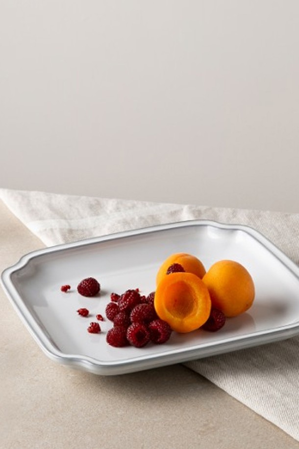 **콩트 정사각 접시(L) 1P**는 모던하고 시크한 분위기를 연출하는 도자기 접시입니다. 화이트와 그레이 두 가지 색상으로 제공되며, 점박이 무늬가 특징입니다. 전자레인지, 식기세척기, 오븐 사용이 가능하여 실용성을 높였습니다. 흑색 소지 위에 유약을 담가 시유하여 독특한 질감을 표현했으며, 열충격강도 120도로 제작되었습니다. KS 제품인증, 납/카드뮴 불검출 시험, 잉크침투도 시험, 24K 골드 인증을 완료하여 품질을 보증합니다.
