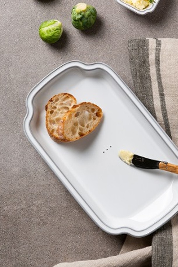 콩트 직사각 접시 1P는 화이트와 그레이 두 가지 색상으로 제공되며, 자연스러운 얼룩 무늬가 특징인 도자기 재질의 주방용품입니다. 전자레인지 사용이 가능하며 (5분 이내), 가열용으로 적합합니다. 검은 점토 베이스에 디핑 방식으로 유약을 코팅하여 자연스러운 유약 흐름을 연출했습니다. KS 제품 인증(No. 12-1595)을 받았으며, 잉크 침투 저항성이 우수하고 120도의 내열충격성을 지닙니다. 수작업 도자기 특성상 유약 고임, 작은 점, 그리고 유약 농도 및 톤의 변화가 있을 수 있으며, 금속 수저 사용 시 자국이 발생할 수 있습니다.
