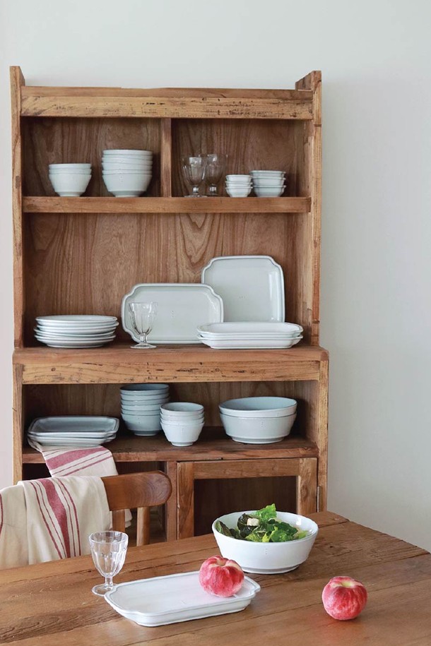 콩트 라이스볼(공기) 1P는 깊이 있는 딥핑 방식으로 유약을 입혀 은은한 멋을 자아내는 도자기 재질의 주방용품입니다. 자연스러운 흑토 색상과 모던하고 시크한 모노톤 디자인, 그리고 가장자리의 돌출 디자인이 특징입니다. 전자레인지와 식기세척기 사용이 가능하며, 11.2cm 지름과 6cm 높이로 넉넉한 용량을 담을 수 있습니다. KS 제품인증, 납/카드뮴 불검출, 잉크침투도 0.0, 내열충격 120도, 24K 골드인증을 받아 안심하고 사용할 수 있습니다. 수작업으로 제작되어 각 제품마다 자연스러운 반점이 존재하여 더욱 특별합니다.
