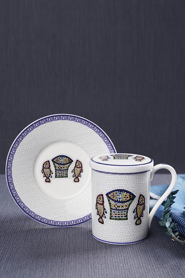 오병이어 뚜껑받침머그 3p는 파인본차이나 소재로 제작된 머그컵 세트입니다. 화이트와 블루 색상에 성경 구절을 모티브로 한 프린트와 블루 라인 장식이 돋보입니다. 전자레인지 및 식기세척기 사용이 가능하며, 보온성이 뛰어나 실용적입니다. 얇고 가벼우면서 강한 내구성을 자랑하며, 투명한 유백색과 낮은 수분 흡수율이 특징입니다. KS 제품인증, 납/카드뮴 불검출, 24K 골드 인증을 획득하여 안심하고 사용할 수 있습니다.
