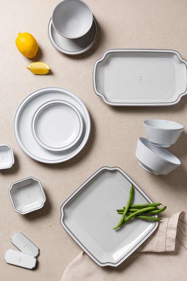 콩트 4인 다이닝세트 23p는 모던하고 시크한 스타일을 연출하는 테이블웨어 세트입니다. 화이트와 그레이 모노톤 컬러에 자연스러운 얼룩 패턴이 더해져 은은하고 세련된 분위기를 자아냅니다. 도자기와 세라믹 소재로 제작되어 견고하며, 밥공기, 국공기, 멀티볼, 접시, 소스볼, 수저받침 등 23개의 다양한 구성품으로 4인 가족 식사에 필요한 모든 것을 갖췄습니다. 핸드메이드 제품으로, 딥핑 방식의 유약 처리와 자연스러운 유약 흐름, 가장자리의 검은 점토 노출, 소성 과정에서 생기는 점과 기포가 콩트 다이닝세트만의 특별함을 더합니다. 일상 식사용으로 제격이며, 테이블 세팅에 감각적인 포인트를 더해줍니다.
