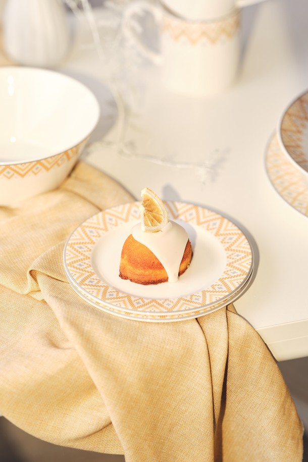 미엘 4인 홈세트 19p는 모던한 스타일의 식기세트입니다. 옐로우와 그레이 컬러, 도트 및 모자이크 패턴이 조화롭게 어우러져 주방에 산뜻함을 더합니다. 본차이나 소재로 제작되어 투명도가 높고 흡수율이 낮아 위생적이며, 1250-1300도 고온 소성으로 내열성, 내구성은 물론 보온성까지 갖췄습니다. KS인증, 무연/무카드뮴 인증, 24K 골드 인증을 획득하여 안전성을 보장하며, 밥그릇, 국그릇, 다양한 크기의 접시를 포함한 19피스로 구성되어 4인 가족이 넉넉하게 사용할 수 있습니다. 잉크침투저항성 0.0, 내열충격성 120도로, 오랫동안 변함없이 사용할 수 있습니다.
