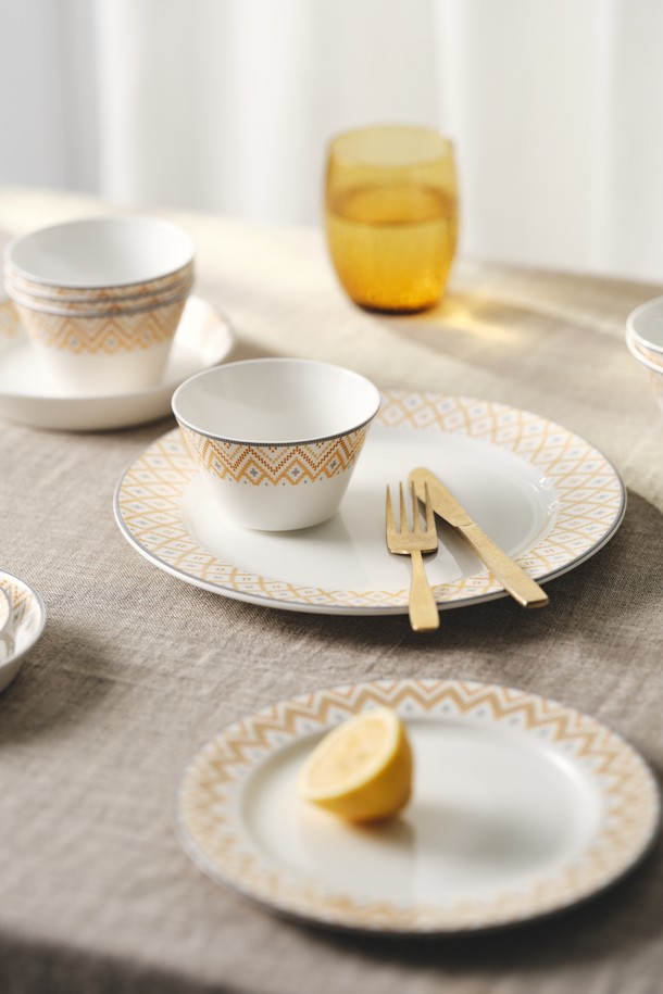 미엘 4인 홈세트 19p는 모던한 스타일의 식기세트입니다. 옐로우와 그레이 컬러, 도트 및 모자이크 패턴이 조화롭게 어우러져 주방에 산뜻함을 더합니다. 본차이나 소재로 제작되어 투명도가 높고 흡수율이 낮아 위생적이며, 1250-1300도 고온 소성으로 내열성, 내구성은 물론 보온성까지 갖췄습니다. KS인증, 무연/무카드뮴 인증, 24K 골드 인증을 획득하여 안전성을 보장하며, 밥그릇, 국그릇, 다양한 크기의 접시를 포함한 19피스로 구성되어 4인 가족이 넉넉하게 사용할 수 있습니다. 잉크침투저항성 0.0, 내열충격성 120도로, 오랫동안 변함없이 사용할 수 있습니다.
