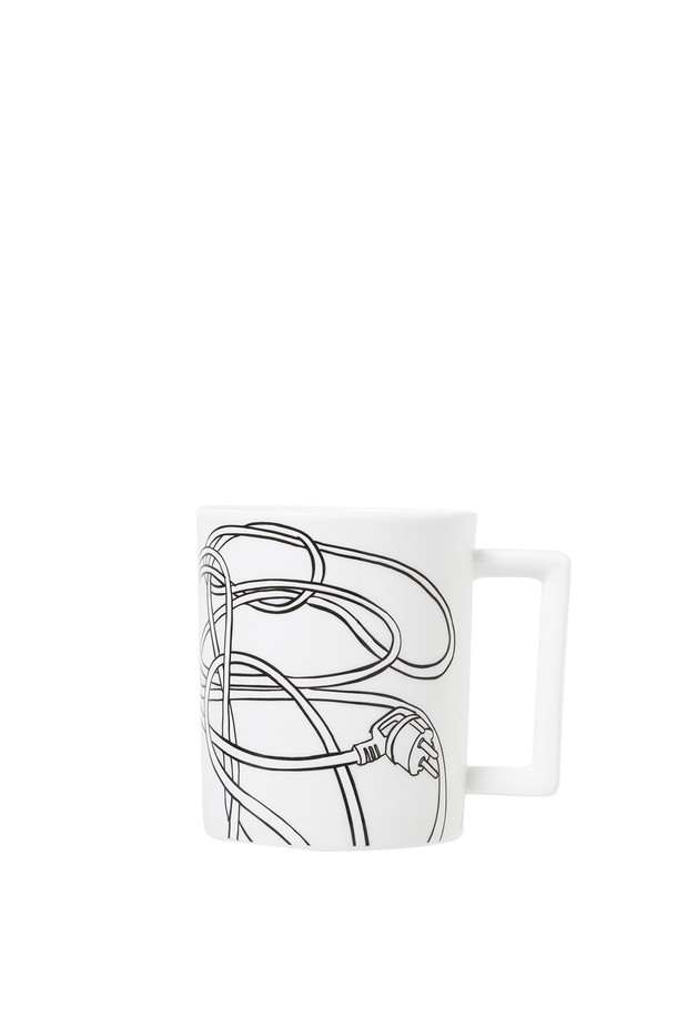 황혜선 머그 A (CORD) 1p는 파인본차이나 소재의 화이트 컬러 머그컵입니다. 드로잉 및 라인 패턴으로 디자인되어 일상생활에서 사용하기 좋습니다. 전자레인지 및 식기세척기 사용이 가능하며, 내열성과 내구성이 뛰어나 실용적입니다. 40% 이상 천연본회가 함유되어 반투명한 밀키화이트 색상을 띠며, 얇고 가벼운 구조로 우수한 보온성을 자랑합니다. KS 제품인증, 납/카드뮴 불검출 인증, 잉크침투저항성, 24K 골드 인증을 받았으며, 개별 선물용 박스 포장으로 고급스러움을 더했습니다.
