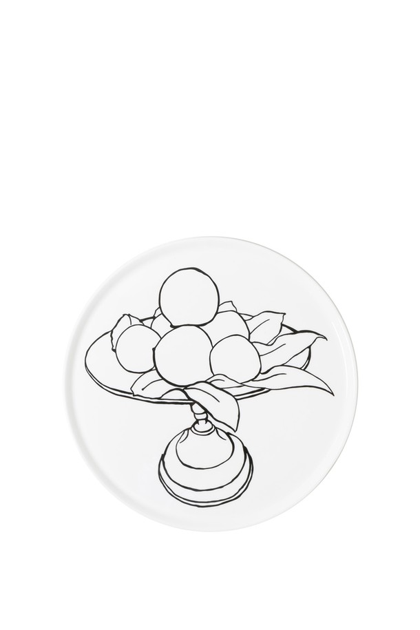 황혜선 플레이트 (L) 1p는 드로잉 스컬프처 아트워크 디자인의 파인본차이나 소재 접시입니다. 밀키화이트 색상에 Large (26.8cm) 사이즈로, 전자레인지 및 식기세척기 사용이 가능하며 내열성과 보온성이 뛰어납니다. 40% 이상의 천연 본분을 함유하여 얇고 가벼우며 내구성이 우수하며, 낮은 수분 흡수율을 자랑합니다. KS 제품인증 (No. 12-1595), 무연/무카드뮴 인증, 24K 골드 인증 (GBC780B)을 획득했으며, 개별 선물용 박스 포장으로 제공됩니다.
