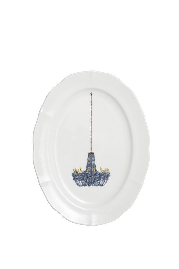 [한국도자기X티보에렘] 48. 오발 접시 28CM 1P (크리스탈 샹들리에)는 Fine Bone China 소재의 고급 식기입니다. 샹들리에 패턴과 화이트 컬러가 어우러져 우아한 분위기를 연출합니다. 전자레인지, 식기세척기 사용이 가능하며, 뛰어난 내열성과 내구성을 자랑합니다. 얇고 가벼우며, 반투명 유백색으로 은은한 아름다움을 더합니다. KS 제품인증, 납/카드뮴 불검출 등 엄격한 품질 검사를 거쳤으며, 24K 골드 인증으로 가치를 더했습니다. 건축물과 오브제 일러스트레이션, 0.1mm 펜과 연필 아날로그 기법, 전사 기법을 통해 섬세한 디자인을 완성했습니다.
