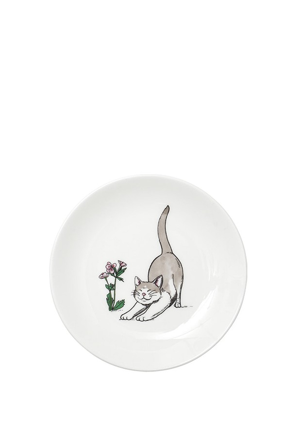 [한국도자기X티보에렘] 34. 5인치 접시 12.6CM 1P (스트레칭 캣)은 섬세한 고양이 캐릭터가 돋보이는 접시입니다. 얇고 가벼운 Fine Bone China 소재로 제작되어 뛰어난 내구성과 열보존성을 자랑하며, 투명한 유백색이 고급스러운 분위기를 더합니다. 아날로그 방식으로 그려진 건축물과 오브제 일러스트가 전사 프린팅 공법으로 표현되어 소장 가치를 높입니다. 전자레인지, 식기세척기 사용이 가능하며, KS 제품 인증, 납/카드뮴 용출시험, 잉크침투도 시험, 열충격 저항성 시험 등 엄격한 품질 검사를 통과하여 안심하고 사용할 수 있습니다.
