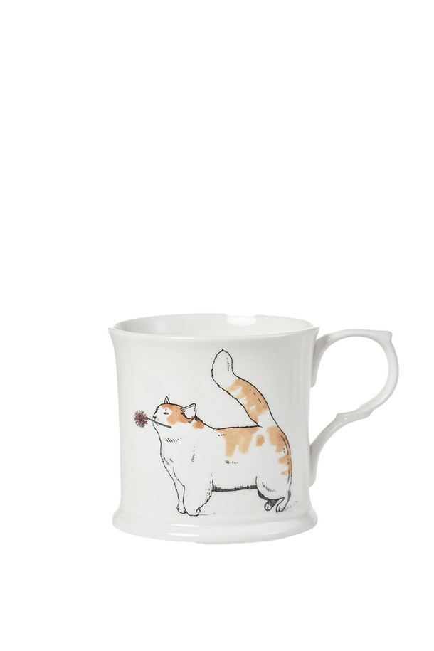 **[한국도자기X티보에렘] 05. 머그 1P (Happy cat)**는 프랑스 일러스트레이터 티보에렘과의 콜라보레이션을 통해 탄생한 머그컵입니다. 얇고 가벼우면서도 내구성이 뛰어난 파인본차이나 소재로 제작되었으며, 40% 이상의 본애시를 함유하여 우유빛 반투명 색감을 자랑합니다. 전자레인지 및 식기세척기 사용이 가능하며, 350ml 용량으로 일상생활에서 편리하게 사용할 수 있습니다. 0.1mm 펜과 연필로 그린 디테일한 일러스트와 건축적 요소, 오브제 표현이 특징이며, 1250-1300도 소성을 거쳐 완성되었습니다. 납/카드뮴 불검출, 잉크침투저항성 0.0, 내열충격성 120도 및 24K 골드 인증으로 안전성을 확보했습니다.
