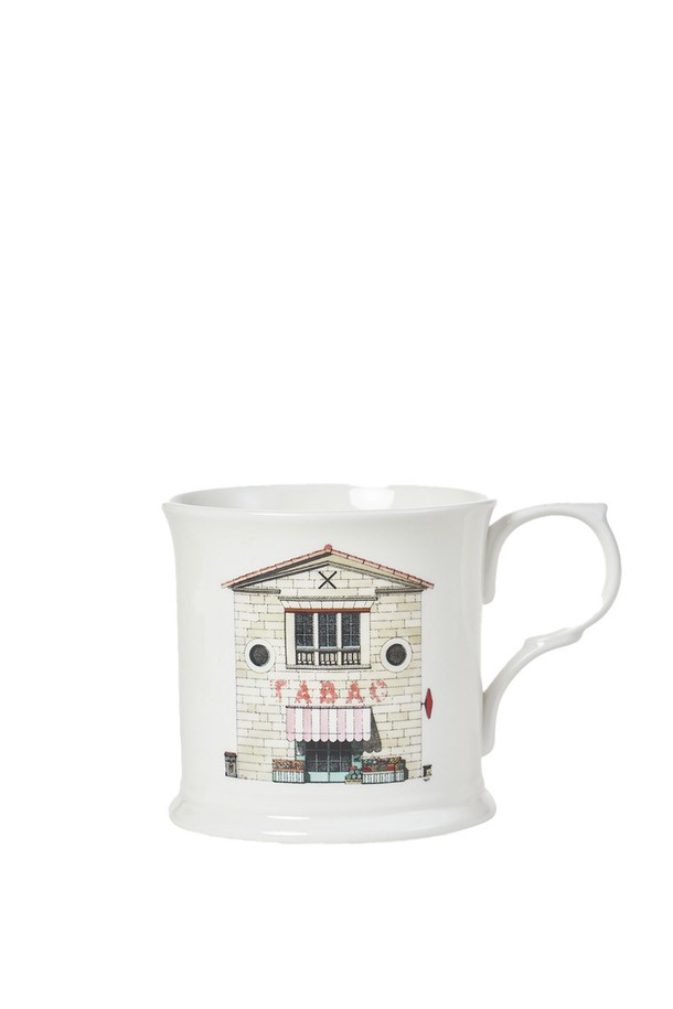 [한국도자기X티보에렘] 03. 머그 1P (올드 타바코 샵)은 40% 이상 천연 본분을 함유한 파인본차이나 소재의 머그컵입니다. 티보에렘의 섬세한 일러스트가 0.1mm 펜과 연필을 사용한 아날로그 방식으로 표현되어, 건축물과 오브제를 상세하게 담아냈습니다. 1250~1300도의 고온 소성으로 제작되어 얇고 가벼우면서도 내구성이 강하며, 뛰어난 보온성을 자랑합니다. 전자레인지 및 식기세척기 사용이 가능하며, 24K 골드 인증을 받은 제품으로 부드러운 반투명 유백색이 특징입니다. 납/카드뮴 용출 시험, 잉크 침투율 시험, 내열충격성 시험 등 엄격한 품질 검사를 거쳤습니다.
