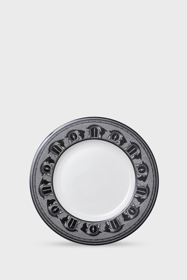 [프라우나X티보에렘] 아키텍처 02. 8인치 접시 22CM B 1P (Place Vendome)는 건축 일러스트 패턴의 파인본차이나 접시입니다. 투명한 밀키화이트 색상에 0.1mm 펜으로 그린 듯한 섬세한 건축물 일러스트가 돋보이며, 24K 골드 인증을 받았습니다. 22cm x 22cm 크기로, 전자레인지와 식기세척기 사용이 가능하여 실용적입니다. 40% 이상의 본회분 함유로 내구성이 뛰어나며, 얇고 가벼운 중량감으로 사용성이 우수합니다. KS제품인증, 납/카드뮴 불검출, 잉크침투율 0.0 및 내열충격 120도 시험성적을 통해 품질을 보증합니다.
