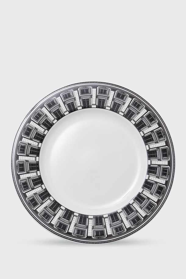 [프라우나X티보에렘] 아키텍처 03. 10인치 접시 27CM 1P (Place Vendome)는 파인본차이나 소재로 제작된 접시입니다. 10인치(27CM) 크기로, 24K 골드 디테일과 수작업 건축물 일러스트가 특징입니다. 건축물 패턴의 섬세한 디자인이 돋보이며, 0.1mm 펜과 연필 라인워크로 정교함을 더했습니다. KS 제품인증, 납/카드뮴 불검출 등 엄격한 품질 검사를 거쳤으며, 전자레인지 및 식기세척기 사용이 가능합니다. 40% 이상 천연본분 함유, 1250-1300도 소성, 반투명 화이트 컬러, 낮은 수분흡수율을 자랑합니다.
