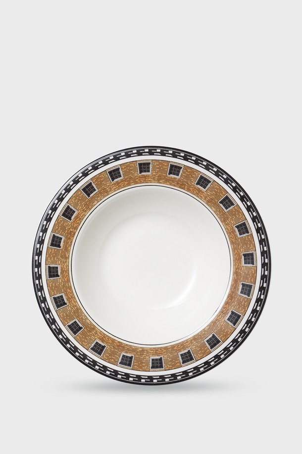 [프라우나X티보에렘] 아키텍처 15. 9인치 파스타볼 (Hotel Fantome)은 Fine Bone China 소재로 제작된 파스타볼입니다. 건축물 일러스트 패턴의 화이트와 골드 색상 조합이 돋보이며, 9인치 크기로 넉넉한 활용성을 자랑합니다. 24K 골드 인증을 받았으며, 전자레인지, 식기세척기 사용이 가능하여 실용적입니다. 얇고 가벼우며 반투명한 화이트 색상으로 고급스러움을 더합니다. 티보에렘 건축 일러스트, 0.1mm 펜과 연필 아날로그 드로잉, 세라믹 전사 기술이 적용되어 섬세한 디자인을 선보입니다.
