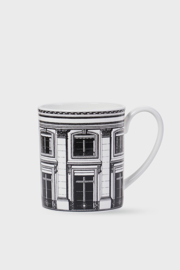 [프라우나X티보에렘] 아키텍처 06. 머그 A 1P (Place Vendome)는 건축 드로잉 패턴이 돋보이는 머그컵입니다. 350ml 용량의 미디엄 사이즈로, 40% 이상 본애쉬를 함유한 본차이나 소재로 제작되어 부드러운 사용감을 선사합니다. 화이트와 블랙 컬러, 건축물 일러스트 패턴이 조화롭게 어우러져 세련된 디자인을 완성합니다. 전자레인지 및 식기세척기 사용이 가능하며, 120도 내열온도로 보온성을 유지합니다. 24K 골드 장식과 KS인증, 납/카드뮴 불검출, 잉크침투저항성 0.0, 24K 골드 인증을 받아 품질을 보증합니다.
