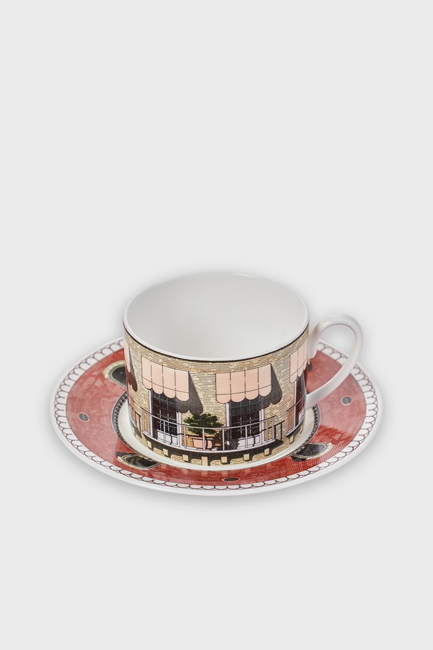 [프라우나X티보에렘] 아키텍처 18. 티컵 1인세트 1(2)P (Hotel Fantome)는 티보에렘의 건축물 일러스트가 돋보이는 티컵 세트입니다. 파인본차이나 소재로 제작되어 40% 이상의 천연 본분을 함유, 얇고 가벼우면서도 내구성과 보온성이 뛰어납니다. 반투명 유백색 바탕에 낮은 수분 흡수율을 자랑하며, 24K 골드 장식으로 고급스러움을 더했습니다. 전자레인지, 식기세척기 사용이 가능하며, KS 제품인증, 납/카드뮴 불검출, 잉크침투 저항 0.0, 열충격 저항 120도, 24K 골드 인증을 받았습니다. 0.1mm 펜과 연필을 사용한 아날로그 드로잉 기법과 세라믹 전사 기술을 통해 섬세하게 표현된 건축물 일러스트를 만나보세요.

