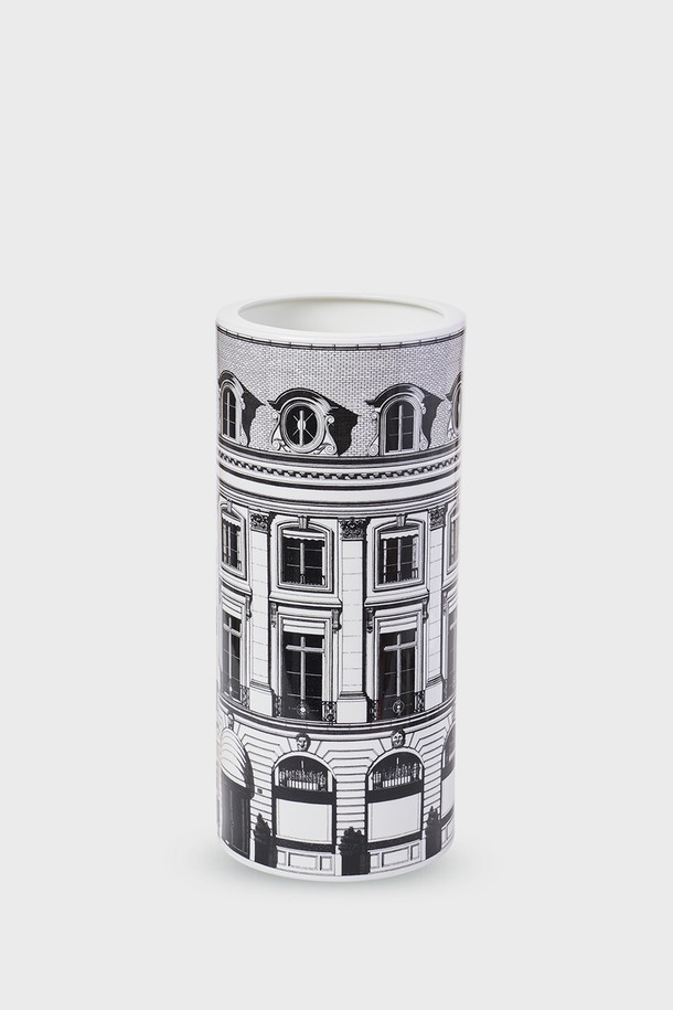 [프라우나X티보에렘] 아키텍처 10. 화병(L) (Place Vendome)은 Fine Bone China 소재로 제작된 화이트 컬러의 화병입니다. 티보에렘의 건축물 일러스트를 담아낸 섬세한 디자인이 특징이며, 0.1mm 펜과 연필을 사용하여 아날로그 스타일의 건축물 구조를 정교하게 표현했습니다. 40% 이상의 본애쉬 함유, 낮은 수분 흡수율, 얇고 가벼운 무게, 뛰어난 내구성과 보온성을 자랑합니다. 전자레인지 및 식기세척기 사용이 가능하며, 내열성을 갖춰 실용성을 더했습니다. KS 제품 인증, 납/카드뮴 불검출 시험성적서, 잉크 침투율 0.0 시험성적서, 24K 골드 인증을 획득하여 품질을 보증합니다.
