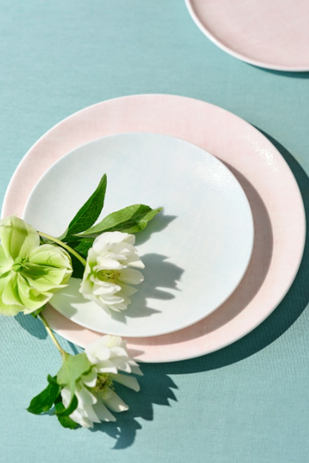 연 8접시(21.5cm)는 모던하면서도 엘레강스한 스타일을 담은 식기입니다. 본차이나 소재로 제작되어 얇고 가벼우면서도 우수한 내구성을 자랑하며, 낮은 수분 흡수율로 위생적인 사용이 가능합니다. 화이트, 아이보리, 라이트그린, 핑크 4가지 색상으로 출시되어 취향에 맞게 선택할 수 있으며, 전통 모시 질감을 모티브로 한 섬세한 전통 문양으로 고급스러움을 더했습니다. 전자레인지 및 식기세척기 사용이 가능하며, KS 제품인증, 납/카드뮴 불검출, 24K 골드 인증을 획득하여 안심하고 사용할 수 있습니다.
