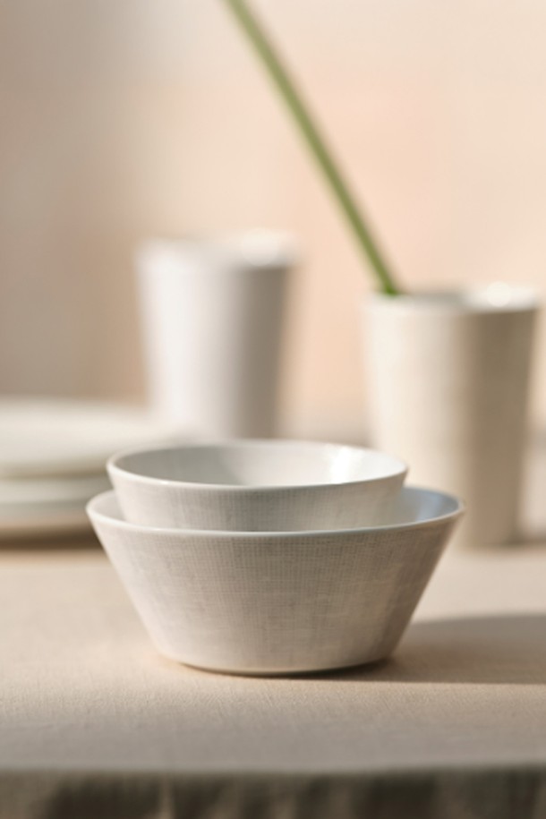 **연 공기&대접 2P (2color)**는 모던하면서 전통적인 스타일을 담은 식기 세트입니다. 백색과 상아색 두 가지 컬러로 출시되었으며, 본차이나 소재에 모시원단 텍스처 패턴을 더해 은은한 멋을 자아냅니다. 전자레인지, 식기세척기 사용이 가능하며, 내열성, 경량, 내구성을 갖춰 실용적입니다. 얇고 가벼우면서도 우수한 보온성을 자랑하며, 반투명한 유백색과 낮은 수분 흡수율은 음식의 풍미를 더욱 돋보이게 합니다. KS 제품인증, 납/카드뮴 불검출, 잉크침투도 0.0, 내열충격 120도, 24K 골드 인증을 받은 안전한 제품입니다.
