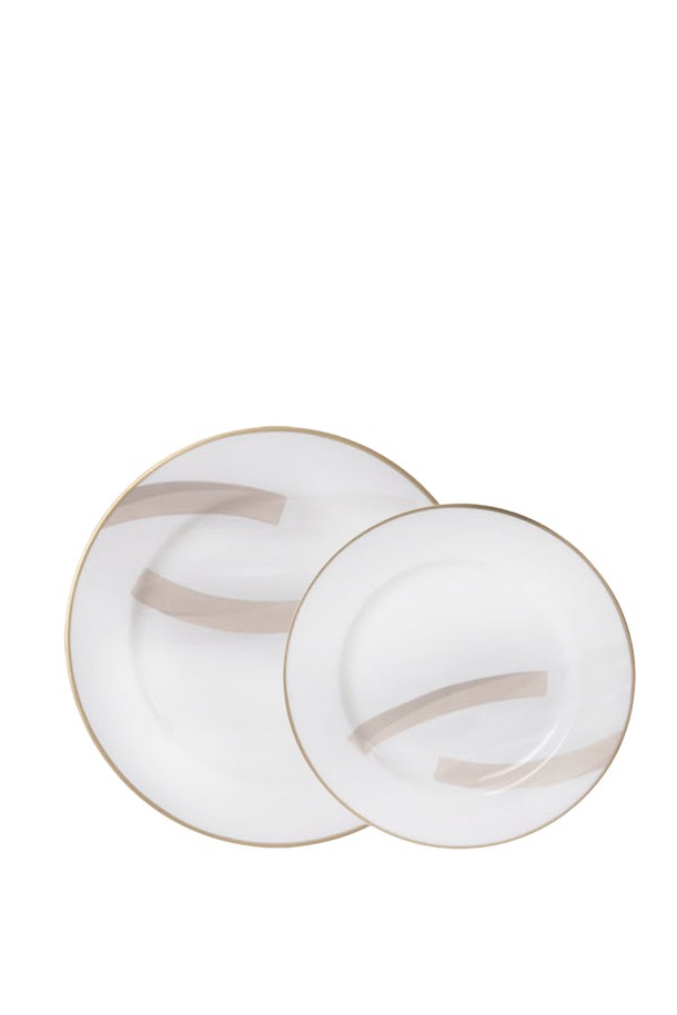 하태임 Un Passage (운 파사쥬) No.234101 Plate (플레이트) 2p는 Fine Bone china (파인 본 차이나) 소재의 식기입니다. 추상화 및 아트워크 패턴이 돋보이는 화이트 색상의 플레이트로, 강렬한 색감의 추상적인 디자인과 현대적인 구성, 다층적인 컬러 표현이 돋보입니다. 24K 골드 인증과 KS 제품 인증을 획득하여 품질을 보증하며, 1250-1300도의 고온 소성으로 제작되어 내열성, 내구성, 보온성이 뛰어납니다. 가볍고 낮은 수분 흡수율을 자랑하며, 식사용과 장식용으로 모두 활용 가능합니다. 리듬감 있는 디자인으로 테이블 세팅에 예술적인 감각을 더해보세요.
