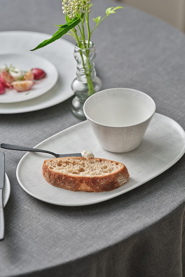 연 2인 식기세트 13p (2color)는 40% 이상의 천연 본애쉬를 함유한 Fine Bone china 소재의 식기 세트입니다. 투명한 유백색과 모던한 텍스처가 특징이며, 전통 옷감 모시원단에서 영감을 받은 디자인으로 단아한 분위기를 연출합니다. 공기, 대접, 찬기, 원형 접시, 타원 접시 등 2인 식사에 적합한 13개의 구성으로 이루어져 있습니다. 얇고 가벼우면서도 강한 내구성과 뛰어난 보온성을 자랑하며, 전자레인지와 식기세척기 사용이 가능하여 실용적입니다. 심플하면서도 은은한 멋을 더해 테이블 세팅을 완성해보세요.
