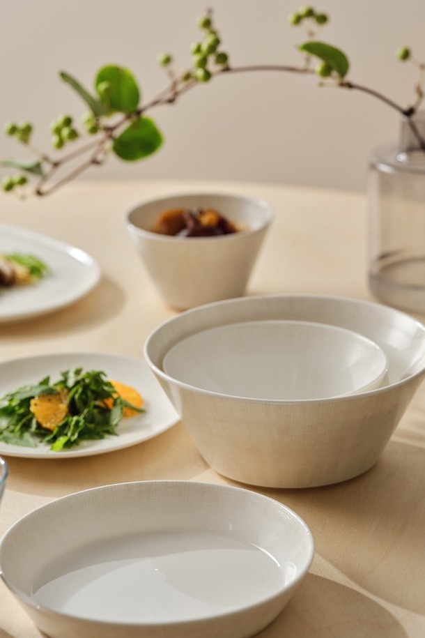 연 2인 식기세트 13p (2color)는 모던하고 엘레강스한 스타일을 연출하는 식기세트입니다. 본차이나 소재로 제작되어 40% 본애쉬를 함유하며, 얇고 가벼우면서도 우수한 보온성을 자랑합니다. 전자레인지, 식기세척기 사용이 가능하며 내열성과 내구성이 뛰어나 실용적입니다. 반투명한 유백색 텍스처에 24K 금 인증을 받아 고급스러움을 더합니다. 밥공기, 국그릇, 찬기, 원형/타원 접시 등 13개의 다양한 구성으로 식사 용도로 활용하기 좋습니다.
