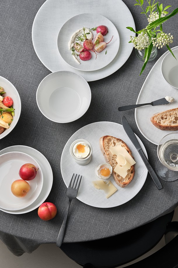 연 4인 식기세트 20피스 (2color)는 섬세하고 우아한 식탁을 연출해 줍니다. 40% 이상의 천연 본애쉬를 함유한 Fine Bone China 소재로 제작되어 얇고 가벼우면서도 강한 내구성과 뛰어난 보온성을 자랑합니다. 모시원단에서 영감을 얻은 모던한 텍스처 디자인이 돋보이며, 백색, 상아색, 연록색, 분홍색 4가지 컬러로 제공됩니다. 전자레인지와 식기세척기 사용이 가능하며, KS 제품인증, 납/카드뮴 불검출 시험성적 등 5가지 인증을 완료하여 안심하고 사용할 수 있습니다. 총 20피스로 구성되어 4인 가족에게 넉넉한 식사 경험을 선사합니다.
