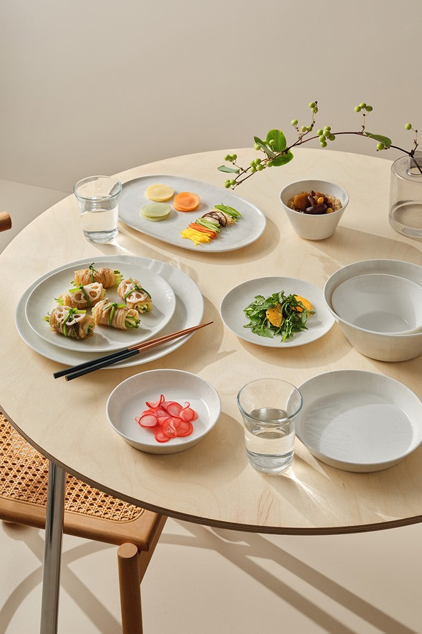 연 4인 식기세트 20p (2color)는 모던하면서도 전통적인 감성을 담은 식기세트입니다. 얇고 가벼우며 은은한 반투명 빛을 띠는 본차이나 소재로 제작되었으며, 40% 본애시를 함유하여 고급스러움을 더했습니다. 모시 텍스처 패턴이 섬세하게 새겨져 은은한 멋을 자아내며, 1250~1300도 고온 소성을 거쳐 내구성이 뛰어나고, 전자레인지 및 식기세척기 사용이 가능하여 실용적입니다. 4인 가족을 위한 구성으로, 공기, 대접, 찬기, 접시 등 총 20피스로 이루어져 일상에서의 편리함을 제공합니다. 백색, 상아색, 연록색, 분홍색 2가지 색상으로 만나보세요.
