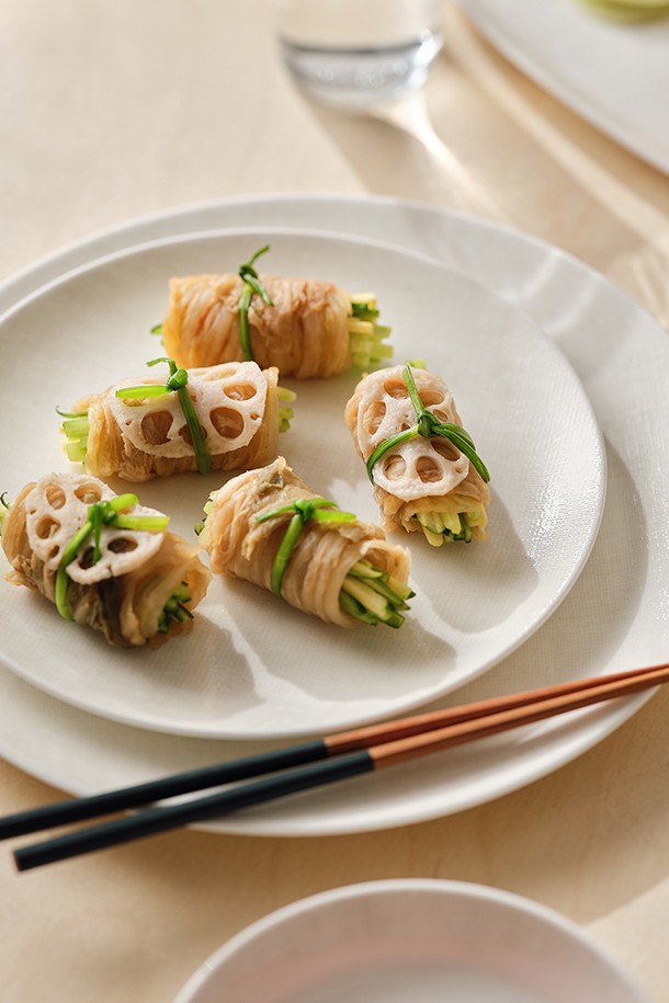 연 2인 식기세트 13p (2color)는 모던하고 엘레강스한 스타일을 연출하는 식기세트입니다. 본차이나 소재로 제작되어 40% 본애쉬를 함유하며, 얇고 가벼우면서도 우수한 보온성을 자랑합니다. 전자레인지, 식기세척기 사용이 가능하며 내열성과 내구성이 뛰어나 실용적입니다. 반투명한 유백색 텍스처에 24K 금 인증을 받아 고급스러움을 더합니다. 밥공기, 국그릇, 찬기, 원형/타원 접시 등 13개의 다양한 구성으로 식사 용도로 활용하기 좋습니다.
