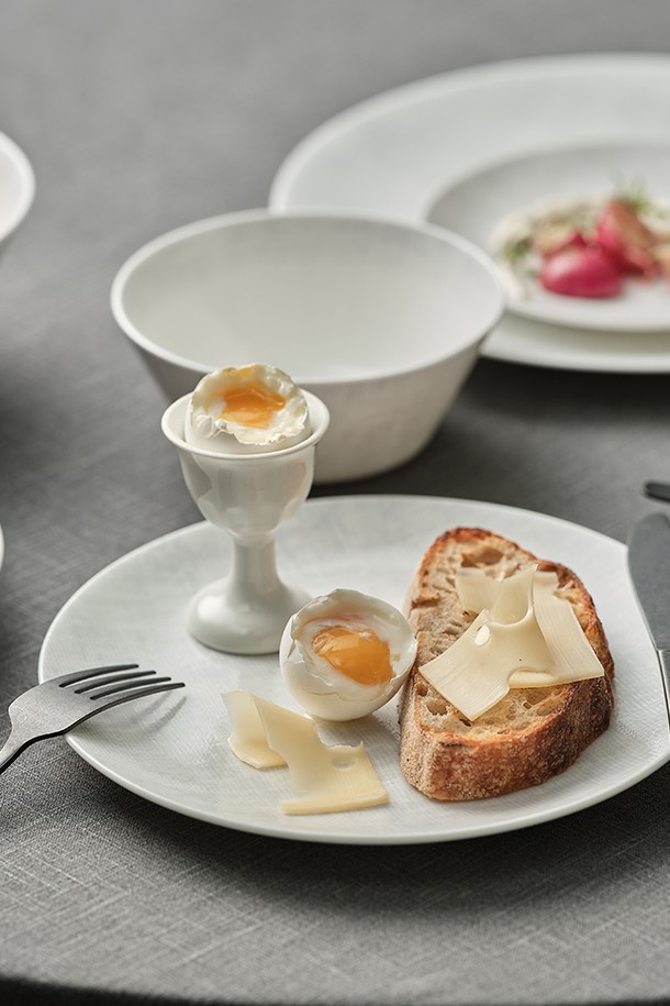 연 4인 식기세트 20피스 (2color)는 섬세하고 우아한 식탁을 연출해 줍니다. 40% 이상의 천연 본애쉬를 함유한 Fine Bone China 소재로 제작되어 얇고 가벼우면서도 강한 내구성과 뛰어난 보온성을 자랑합니다. 모시원단에서 영감을 얻은 모던한 텍스처 디자인이 돋보이며, 백색, 상아색, 연록색, 분홍색 4가지 컬러로 제공됩니다. 전자레인지와 식기세척기 사용이 가능하며, KS 제품인증, 납/카드뮴 불검출 시험성적 등 5가지 인증을 완료하여 안심하고 사용할 수 있습니다. 총 20피스로 구성되어 4인 가족에게 넉넉한 식사 경험을 선사합니다.
