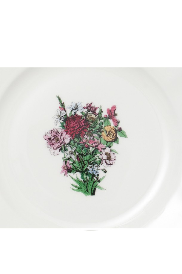 [한국도자기X티보에렘] 22. 6인치 접시 17CM 1P (Bouquet)는 섬세한 꽃과 건축물 패턴이 돋보이는 접시입니다. Fine Bone China 소재로 제작되어 얇고 가벼우며, 반투명한 밀키화이트 색상이 특징입니다. 티보에렘의 일러스트를 아날로그 방식으로 0.1mm 펜과 연필로 제작하고, 세라믹 전사 기술을 적용하여 디자인의 완성도를 높였습니다. 전자레인지, 식기세척기 사용이 가능하며, 내열성과 내구성이 뛰어나 실용적입니다. 잉크 침투율 0.0, 내열충격 120도, 24K 골드 인증을 받아 품질까지 보장합니다.
