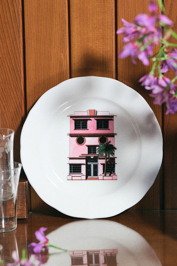 [한국도자기X티보에렘] 17CM 접시 (Miami)는 티보에렘 아티스트와의 콜라보레이션을 통해 탄생한 건축물 일러스트레이션이 돋보이는 접시입니다. 본차이나 소재로 제작되어 가볍고 내구성이 뛰어나며, 40% 이상의 천연 본애쉬를 함유하여 보온성까지 갖췄습니다. 17.2cm 크기로 전자레인지, 식기세척기 사용이 가능하며 120도의 내열충격을 견딥니다. KS 인증, 납/카드뮴 불검출, 24K 골드 인증을 획득하여 안전성을 더했으며, 잉크 침투 저항력 0.0으로 위생적인 사용이 가능합니다.
