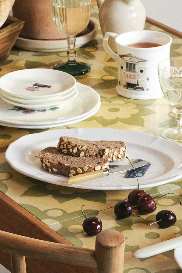 [한국도자기X티보에렘] 48. 오발 접시 28CM 1P (크리스탈 샹들리에)는 Fine Bone China 소재의 고급 식기입니다. 샹들리에 패턴과 화이트 컬러가 어우러져 우아한 분위기를 연출합니다. 전자레인지, 식기세척기 사용이 가능하며, 뛰어난 내열성과 내구성을 자랑합니다. 얇고 가벼우며, 반투명 유백색으로 은은한 아름다움을 더합니다. KS 제품인증, 납/카드뮴 불검출 등 엄격한 품질 검사를 거쳤으며, 24K 골드 인증으로 가치를 더했습니다. 건축물과 오브제 일러스트레이션, 0.1mm 펜과 연필 아날로그 기법, 전사 기법을 통해 섬세한 디자인을 완성했습니다.
