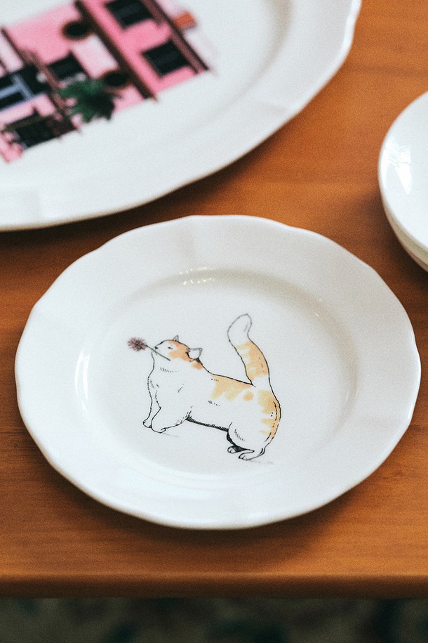 [한국도자기X티보에렘] 21. 6인치 접시 17CM (Happy cat)는 파인본차이나 소재로 제작되어 가볍고 내구성이 뛰어나며 보온성이 우수합니다. 귀여운 고양이 캐릭터와 건축물 일러스트가 어우러진 디자인으로, 섬세한 라인 표현이 돋보입니다. 접시는 식기 또는 장식용으로 활용 가능하며, 전자레인지와 식기세척기 사용이 가능하여 실용적입니다. KS 제품 인증, 납/카드뮴 불검출, 잉크 침투 저항성, 내열 충격성, 24K 골드 인증을 획득하여 안전성을 보장합니다. 화이트 컬러 바탕에 Happy cat 패턴이 사랑스러운 분위기를 연출합니다.
