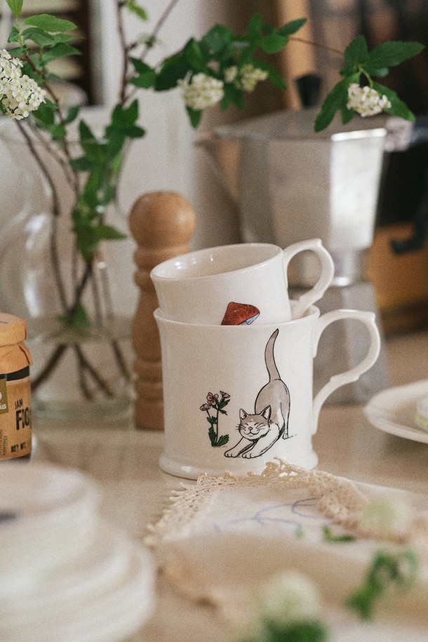 [한국도자기X티보에렘] 04. 머그 1P (Stretching cat)는 섬세한 일러스트가 돋보이는 머그컵입니다. 티보 에렘의 아트워크와 0.1mm 펜과 연필로 표현된 고양이 일러스트가 특징이며, 350ml 용량으로 실용적입니다. Fine Bone China 소재로 제작되어 얇고 가벼우면서도 강한 내구성을 자랑하며, 120도의 열충격강도를 견딜 수 있습니다. 24K 골드, KS 제품인증, 납/카드뮴 불검출, 잉크침투도 0.0 등 엄격한 품질 기준을 통과했습니다. 1,250-1,300°C의 소성 온도로 구워져, 뛰어난 보온성을 유지하며 오랫동안 사용할 수 있습니다.
