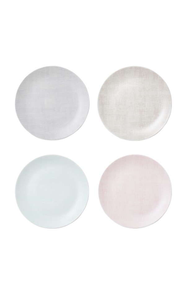 연 8접시(21.5cm)는 모던하면서도 엘레강스한 스타일을 담은 식기입니다. 본차이나 소재로 제작되어 얇고 가벼우면서도 우수한 내구성을 자랑하며, 낮은 수분 흡수율로 위생적인 사용이 가능합니다. 화이트, 아이보리, 라이트그린, 핑크 4가지 색상으로 출시되어 취향에 맞게 선택할 수 있으며, 전통 모시 질감을 모티브로 한 섬세한 전통 문양으로 고급스러움을 더했습니다. 전자레인지 및 식기세척기 사용이 가능하며, KS 제품인증, 납/카드뮴 불검출, 24K 골드 인증을 획득하여 안심하고 사용할 수 있습니다.
