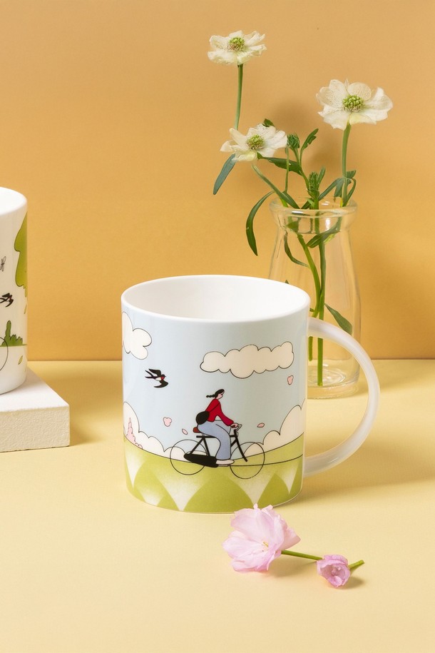 곽명주 자전거(Blue) 머그 1p는 파인본차이나 소재에 자전거 일러스트 패턴이 돋보이는 머그컵입니다. 350ml 용량으로, 1250-1300도의 고온 소성을 거쳐 얇고 가벼우면서도 내구성이 뛰어나 오래 사용할 수 있습니다. 전자레인지, 식기세척기 사용이 가능하며 보온 기능을 갖춰 실용적입니다. 프리미엄 파인본차이나에 본애쉬 40% 이상 함유하여 부드러운 촉감과 고급스러움을 더했습니다. 선물용 개별 패키지로 포장되어 소중한 사람에게 마음을 전하기 좋습니다.
