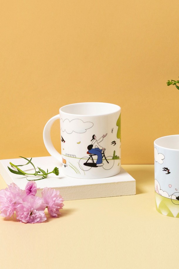 곽명주 자전거(White) 머그 1p는 파인본차이나 소재에 일러스트 무늬가 더해진 머그컵입니다. 우유빛 반투명 컬러와 낮은 수분 흡수율을 자랑하며, 40%의 본회분 함유로 경량성과 내구성을 높였습니다. 최대 120도의 내열 기능을 갖춰 전자레인지와 식기세척기 사용이 가능하며, 24K 골드 인증을 받았습니다. 일상생활에서 편리하게 사용하며, 따뜻한 음료를 즐기기에 좋습니다.
