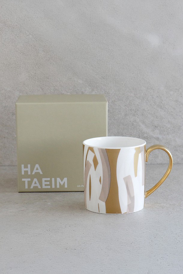 하태임 작가의 'Un Passage (엉 파사쥬) No.234101 머그 1p (Gold)'는 모던하고 아티스틱한 감성을 담은 머그컵입니다. 40% 이상의 본애시를 함유한 본차이나 소재로 제작되어 부드러운 유백색과 함께 우수한 유약 형태를 자랑하며, 24K 골드 도금으로 고급스러움을 더했습니다. 추상화 및 아트워크 패턴과 리드미컬한 디자인은 일상 속에서 예술적인 감각을 선사합니다. 식기세척기 사용이 가능하며, KS 제품 인증, 납/카드뮴 불검출 시험성적서, 잉크침투저항성 시험성적서, 내열충격성 시험성적서, 24K 골드 인증을 완료하여 안전성과 품질을 보장합니다. 낮은 수분 흡수율로 위생적이며, 선명한 색감과 하태임 작가의 개성 넘치는 디자인을 경험해 보세요.
