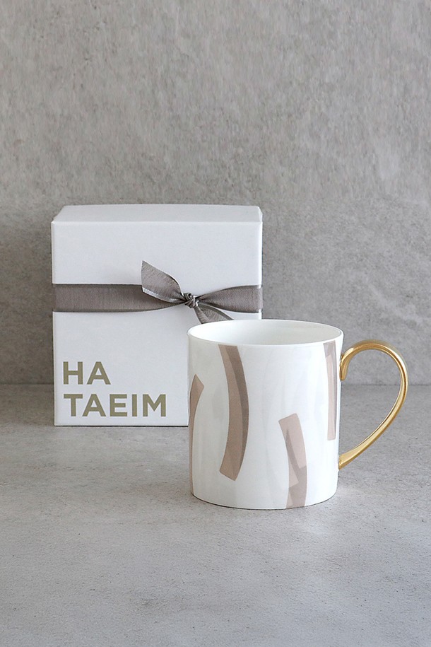 하태임 Un Passage (앙 파사쥬) No.234101 머그 1p (화이트)는 아티스트 하태임의 작품으로, 현대적 구성의 레이어드 컬러와 리듬감 있는 조각적 언어가 돋보이는 머그컵입니다. 40% 이상의 본래 함유량을 자랑하는 파인본차이나 소재로 제작되어 얇고 가벼우며, 우수한 보온성과 내구성을 제공합니다. 반투명한 유백색과 낮은 수분 흡수율은 고급스러움을 더하며, KS 제품 인증, 납/카드뮴 불검출, 잉크 침투율 0.0 시험, 내열충격 120도 시험, 24K 골드 인증을 완료하여 품질을 보증합니다. 하태임 작가의 예술적 감성을 담아낸 이 머그컵은 일상에 특별함을 선사합니다.
