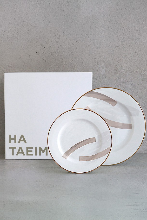 하태임 Un Passage (운 파사쥬) No.234101 Plate (플레이트) 2p는 Fine Bone china (파인 본 차이나) 소재의 식기입니다. 추상화 및 아트워크 패턴이 돋보이는 화이트 색상의 플레이트로, 강렬한 색감의 추상적인 디자인과 현대적인 구성, 다층적인 컬러 표현이 돋보입니다. 24K 골드 인증과 KS 제품 인증을 획득하여 품질을 보증하며, 1250-1300도의 고온 소성으로 제작되어 내열성, 내구성, 보온성이 뛰어납니다. 가볍고 낮은 수분 흡수율을 자랑하며, 식사용과 장식용으로 모두 활용 가능합니다. 리듬감 있는 디자인으로 테이블 세팅에 예술적인 감각을 더해보세요.
