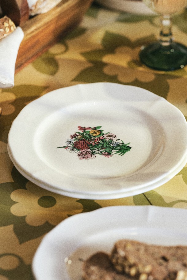 [한국도자기X티보에렘] 22. 6인치 접시 17CM 1P (Bouquet)는 섬세한 꽃과 건축물 패턴이 돋보이는 접시입니다. Fine Bone China 소재로 제작되어 얇고 가벼우며, 반투명한 밀키화이트 색상이 특징입니다. 티보에렘의 일러스트를 아날로그 방식으로 0.1mm 펜과 연필로 제작하고, 세라믹 전사 기술을 적용하여 디자인의 완성도를 높였습니다. 전자레인지, 식기세척기 사용이 가능하며, 내열성과 내구성이 뛰어나 실용적입니다. 잉크 침투율 0.0, 내열충격 120도, 24K 골드 인증을 받아 품질까지 보장합니다.
