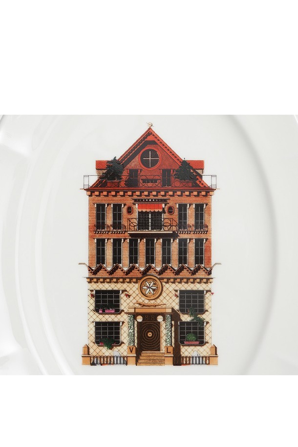 한국도자기 X 티보에렘 (Thibaud Herem)의 46. 오발 접시 28CM 1P (Villa le Lezard)는 섬세한 건축물 일러스트가 돋보이는 본차이나 접시입니다. 28cm 크기의 오발 형태로, 티보에렘 (Thibaud Herem) 작가의 0.1mm 펜과 연필을 사용한 아날로그 방식의 건축물 일러스트를 세라믹 전사 기술로 담아냈습니다. 40% 이상의 본회분 함유로 얇고 가벼우면서도 내구성이 뛰어나며, 120도의 내열성을 지녀 전자레인지 및 식기세척기 사용이 가능합니다. 유백색 투광성과 낮은 흡수율, KS 제품 인증, 납/카드뮴 불검출 시험성적서, 24K 골드 인증으로 품질을 보장합니다. 제품 규격은 가로 21cm, 세로 28cm, 높이 2.2cm이며, 1250-1300°C의 소성온도와 0.0의 잉크 침투율을 자랑합니다.
